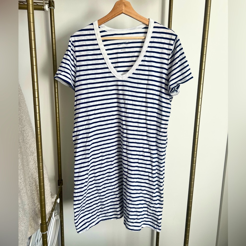 Universal threads white and navy striped tshirt dress (XL)